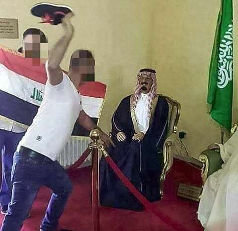 پرتاب لنگه کفش به تندیس شاه سعودی
عراقی‌ها ملک فهد پادشاه عربستان را در نمایشگاهی با لنگه کفش مورد لطف خود قرار دادند
